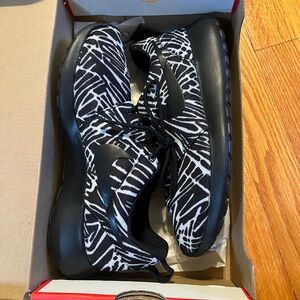 Nike Women's Black & White Graphic Knit Sneakers